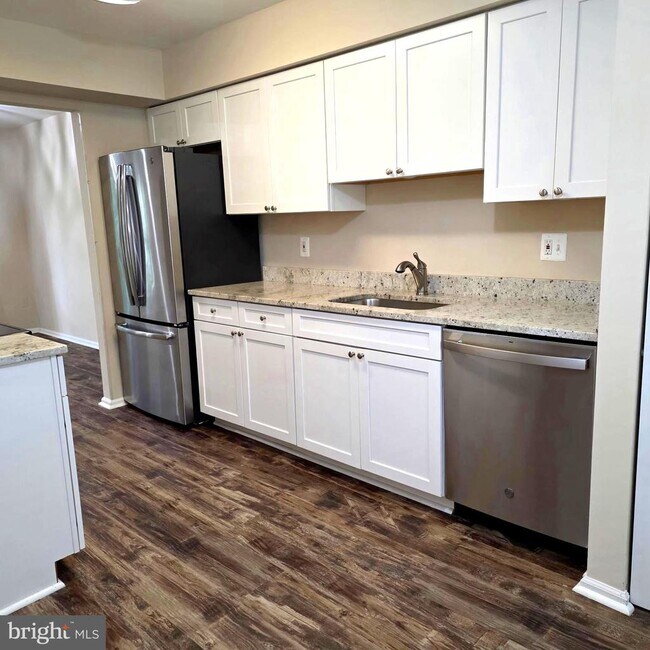 Building Photo - 17325 Sandy Knoll Dr