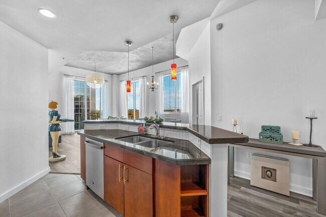 Building Photo - 300 S Australian Ave