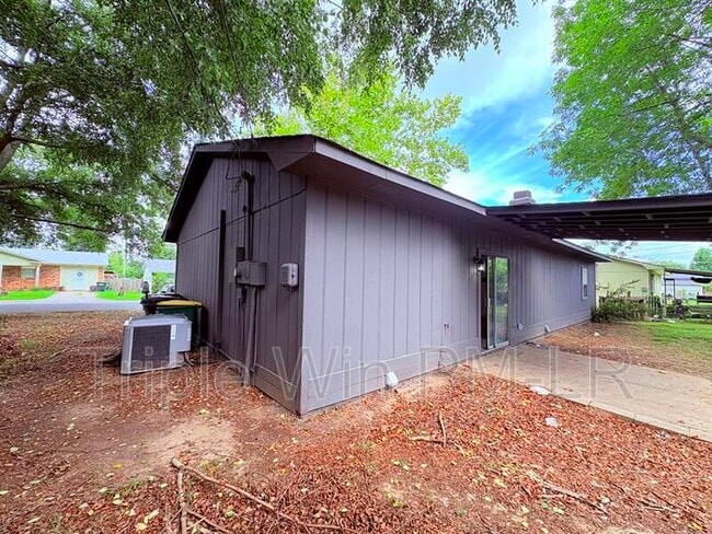 Building Photo - 220 Randall Dr
