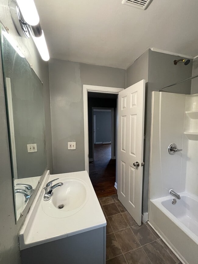 Building Photo - 3 bedroom 1.5 Bathroom