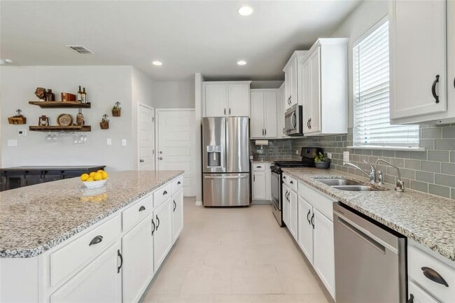 Building Photo - 112 Silver Springs Bend