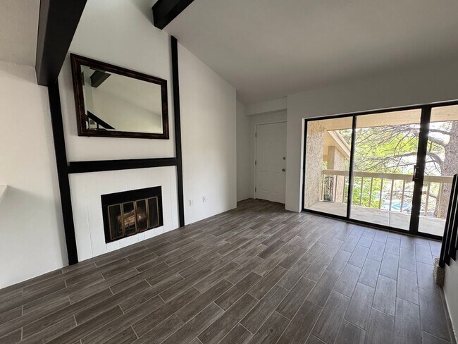Building Photo - Beautifully Remodled 2 Bed 2 Bath Top Floo...