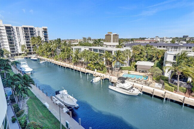 Building Photo - 3051 NE 48th St