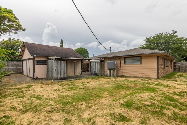 Building Photo - 2105 21st Ave N