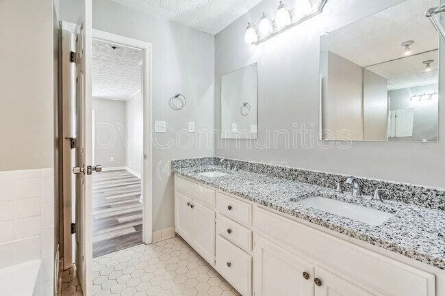 Building Photo - 2557 Ashley Cir