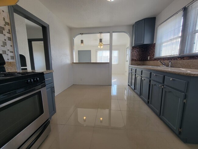 Building Photo - 1315 W 101st St