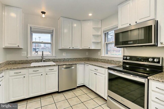 Building Photo - 1024 N Monroe St