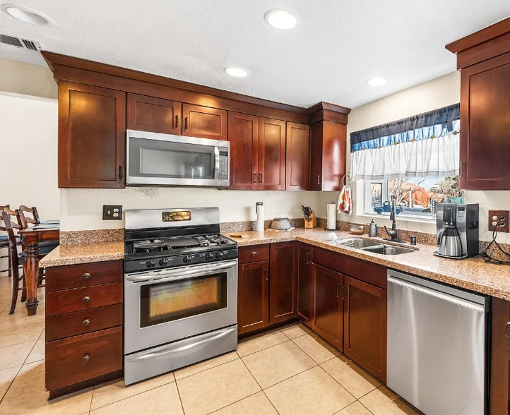 kitchen area - 38238 La Loma Ave
