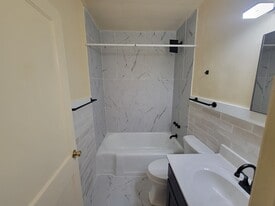 Building Photo - 640 Rowan Dr