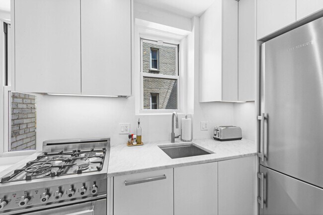 Building Photo - 210-218 W 19th St