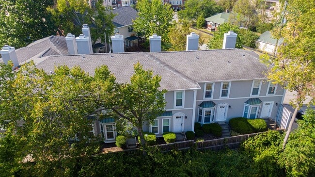 Building Photo - Location, location, location! Beautiful 2BR/1.5BA townhouse in West End Park!