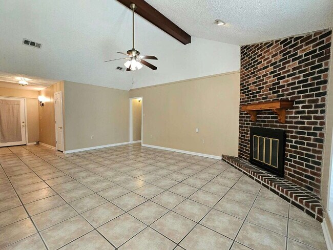 Building Photo - 4BR/2BA Single Family Home in Quiet Neighborhood