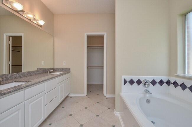 Building Photo - 18514 Alemarble Oak St
