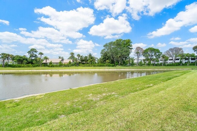 Building Photo - Lakeshore at the Fountains