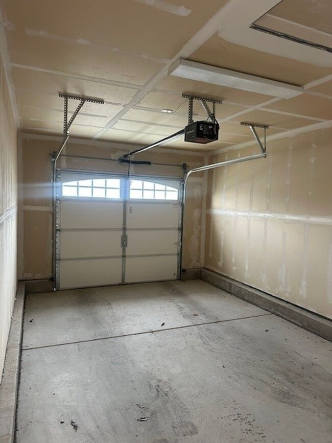 Building Photo - 3 Bed, 2 Bath, # Car Garage Home!