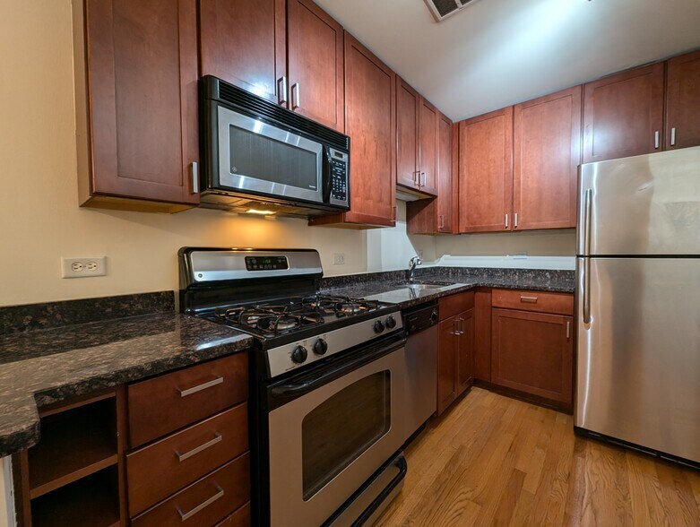 Building Photo - 643 W Wrightwood Ave