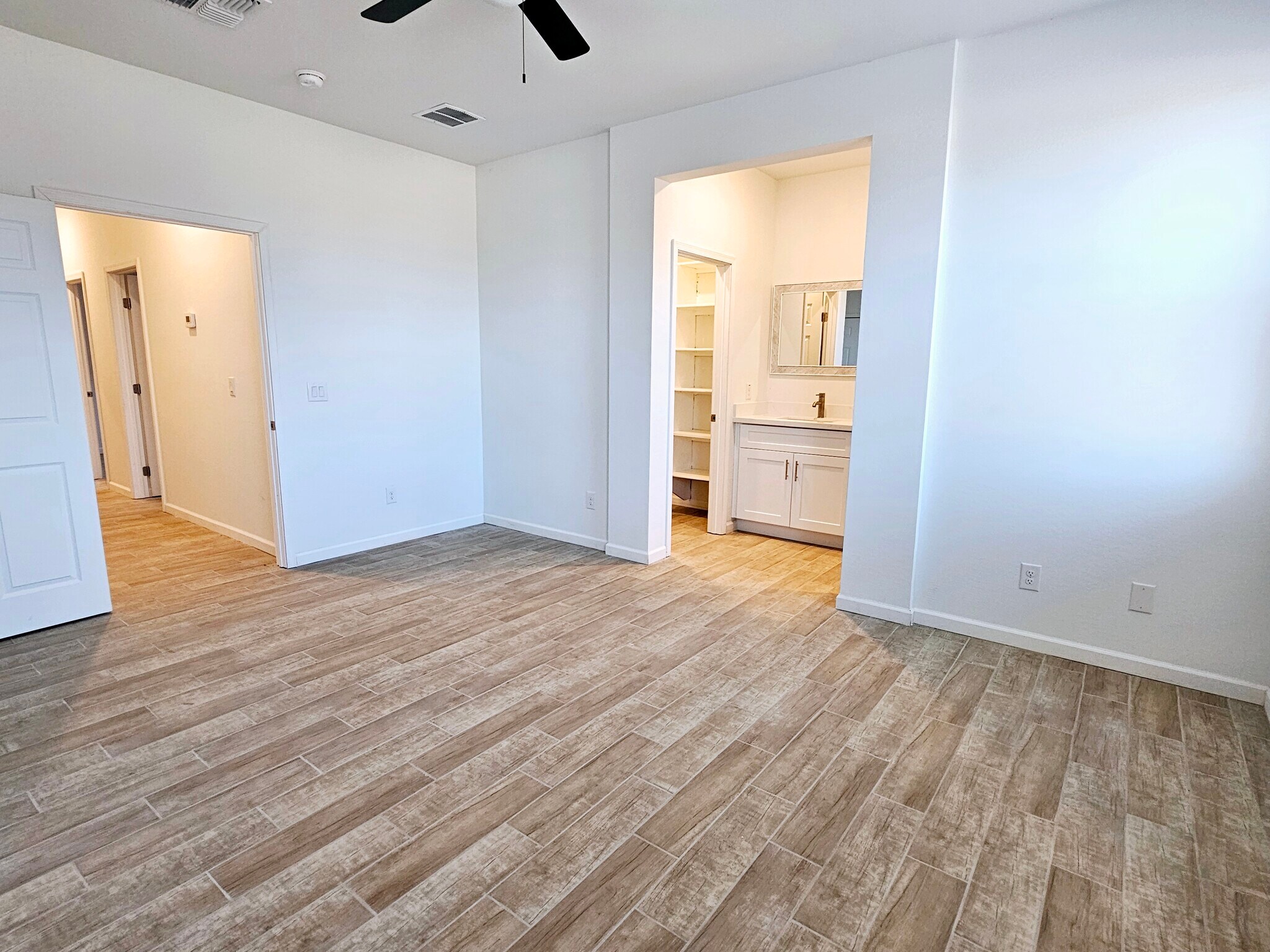 Building Photo - 1112 E 4th St