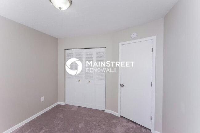 Building Photo - 3 Bedroom Pet-Friendly Home in Jeffersonville, IN with Main Street Renewal