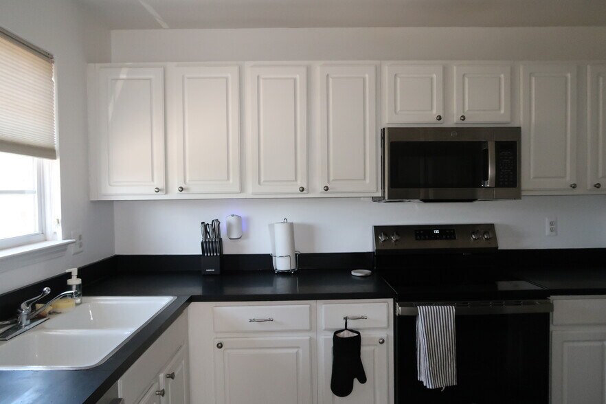 Building Photo - 16468 Radison Dr