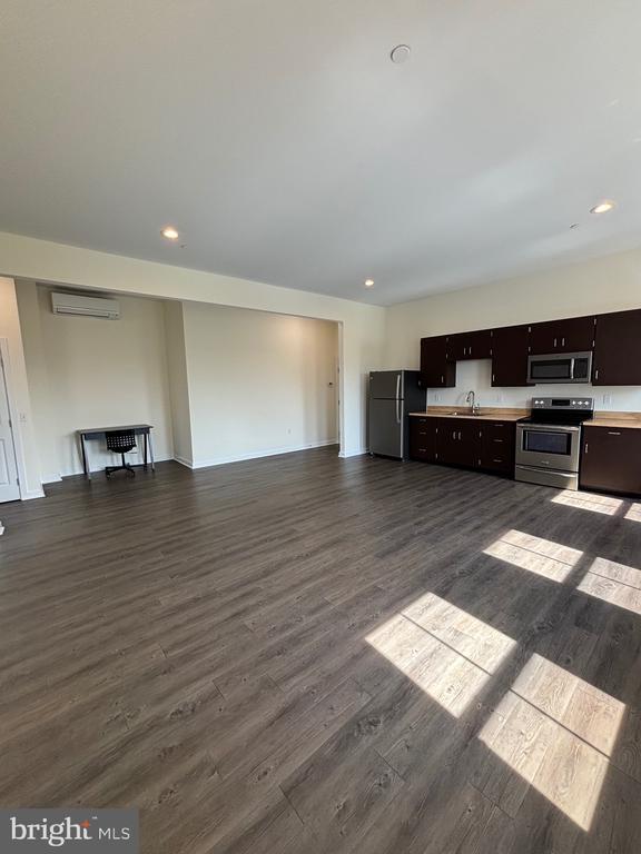 Building Photo - 320 Main St