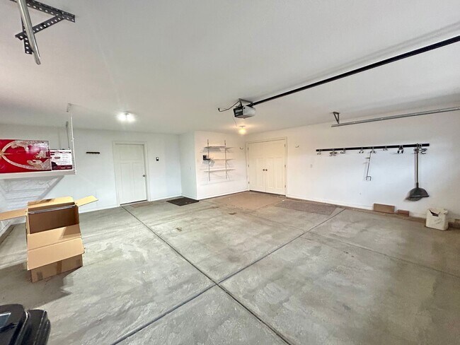 Building Photo - Lovely Single Family House Available!!!!