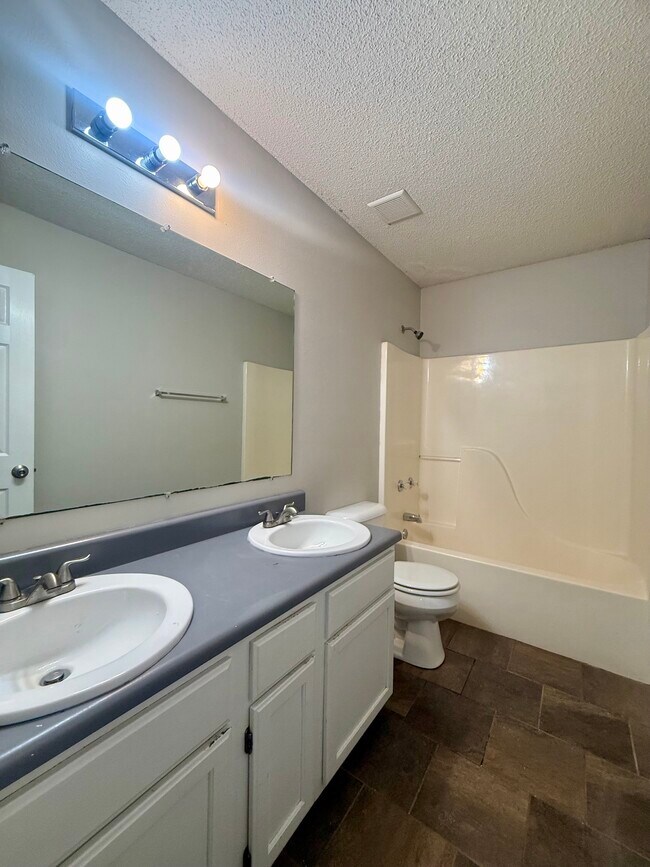 Building Photo - 13907 Rockinghorse Ln