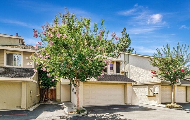 Building Photo - Gorgeous 3 bedroom home in the heart of Ca...