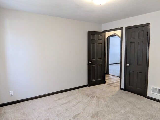 Building Photo - Hanscom Park Full Duplex