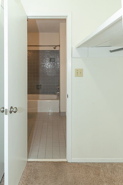 Building Photo - "Charming Townhouse on Hollywood Blvd with Spacious 1156 Sq Ft Layout!"