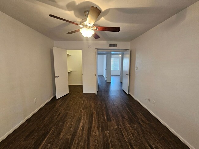 Building Photo - 3 bedroom 2 bath - North Phx home - single...