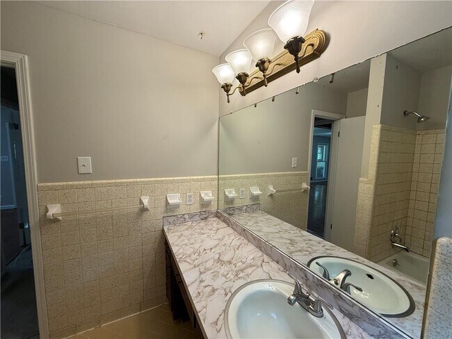 Building Photo - 3155 Oak Dr