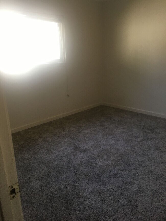 Building Photo - 2 bed, one bath Duplex Private courtyard, ...