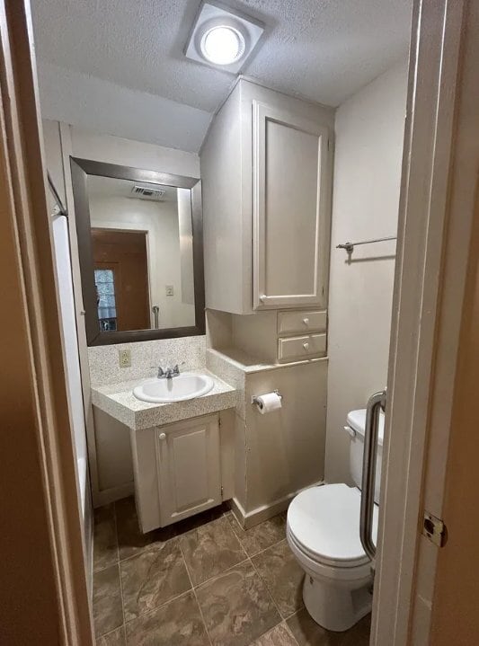 Building Photo - 208 W 1st St