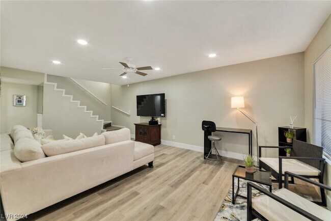 Building Photo - 900 Willow Tree Dr
