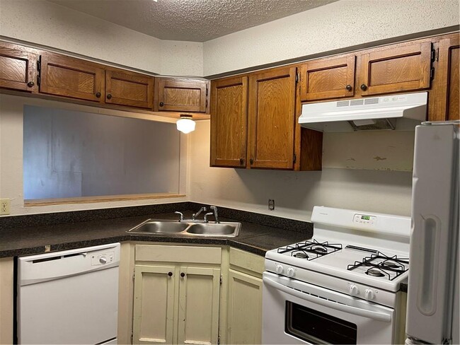 Building Photo - 2213 E Stassney Ln
