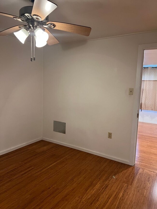 Building Photo - Single Family 2 Bedroom 1 Bath Home on Large Fenced Lot