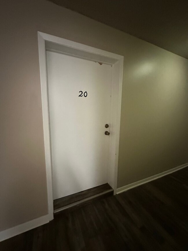 Building Photo - 2 Bedroom, 1 Bathroom Upper Level Apartment!