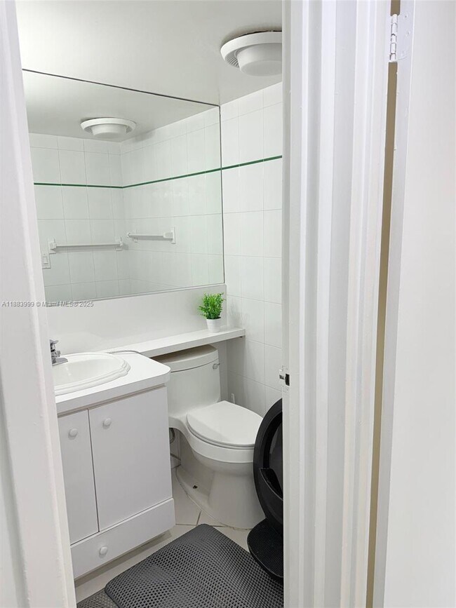 Building Photo - 100 Bayview Dr