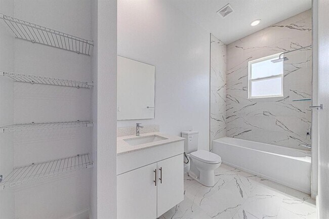 Building Photo - 400 Famagusta Dr