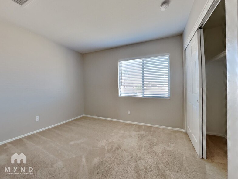 Building Photo - 11802 W Laurel Ln
