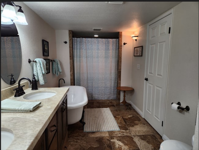 Building Photo - Furnished - 2 bed / 1.5 Bath Available for...