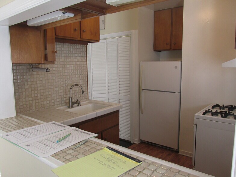 Kitchen - 1223 N Hoover St