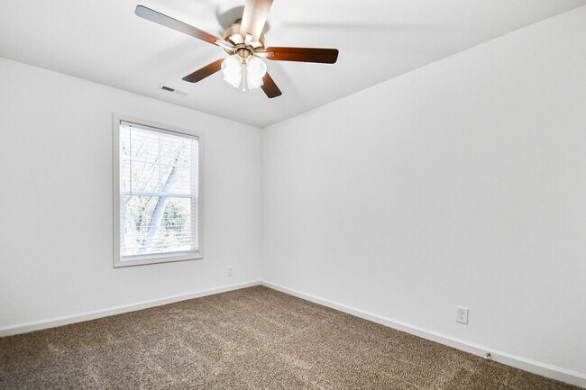 Building Photo - Pet Friendly Three Bedroom!