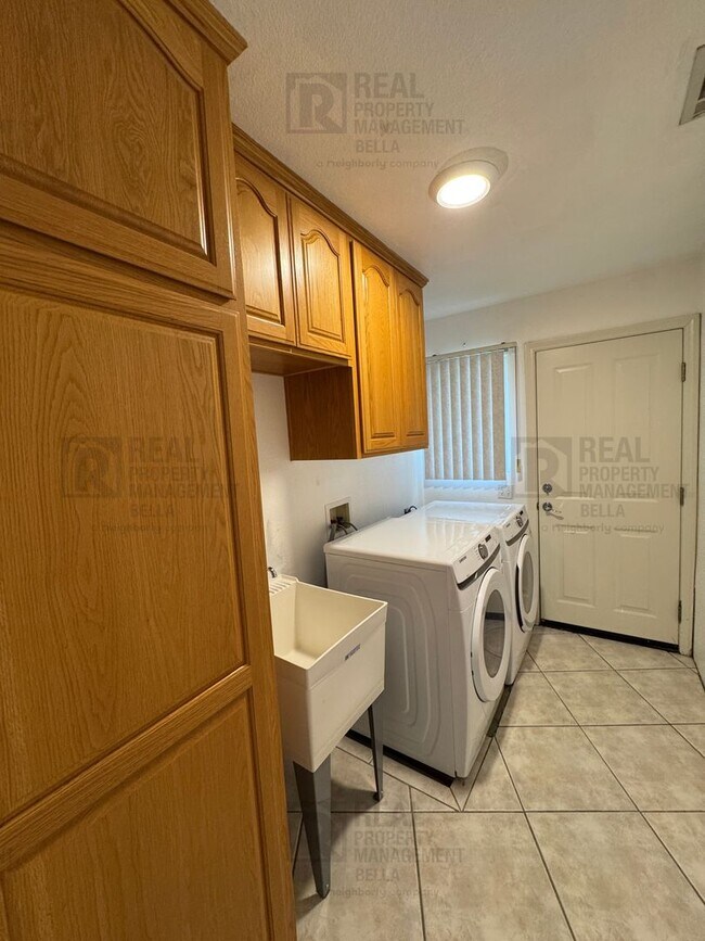 Building Photo - $750 MOVE-IN SPECIAL DISCOUNT AVAILABLE! Luxury Living Awaits: Stunning 4-Bedroom Cul-de-Sac Retr...