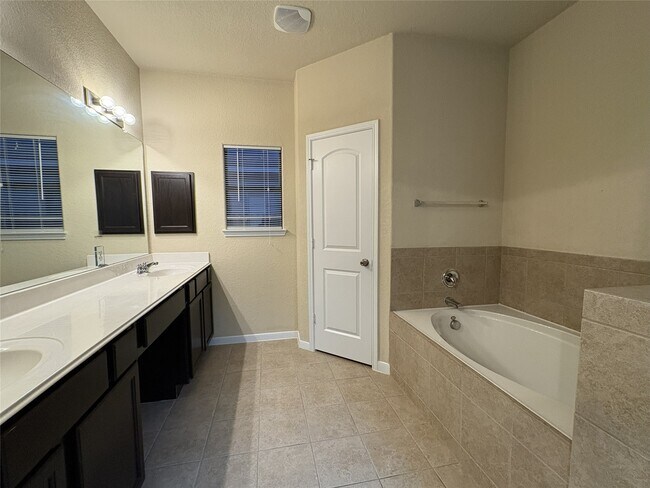 Building Photo - 18412 Sunrise Oaks Ct