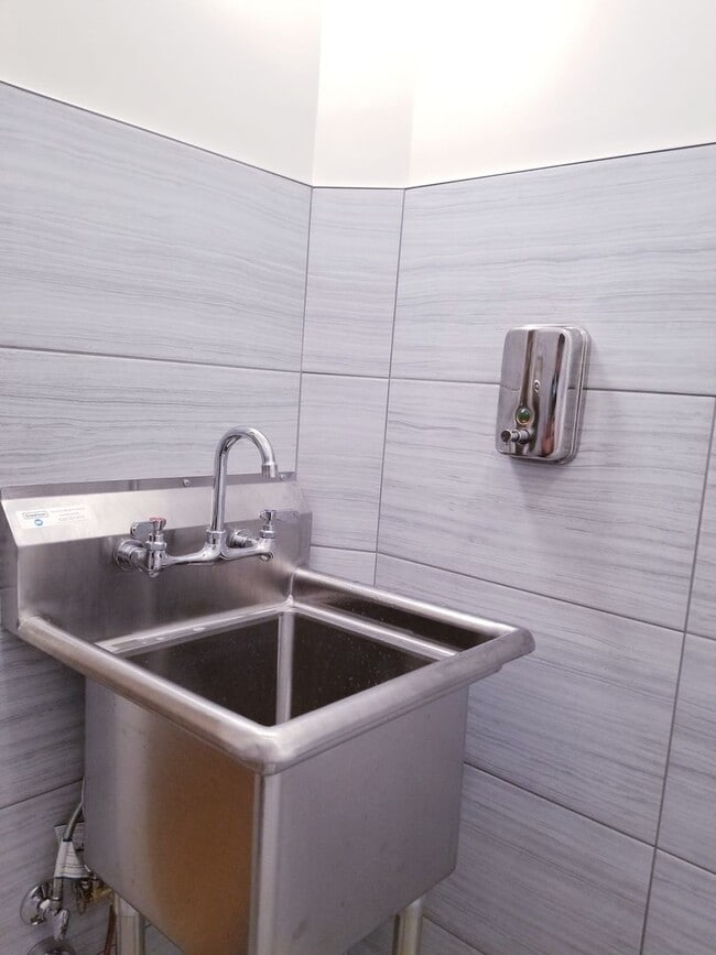 Building Photo - Broadwell, LLC (Broadway-Powell)