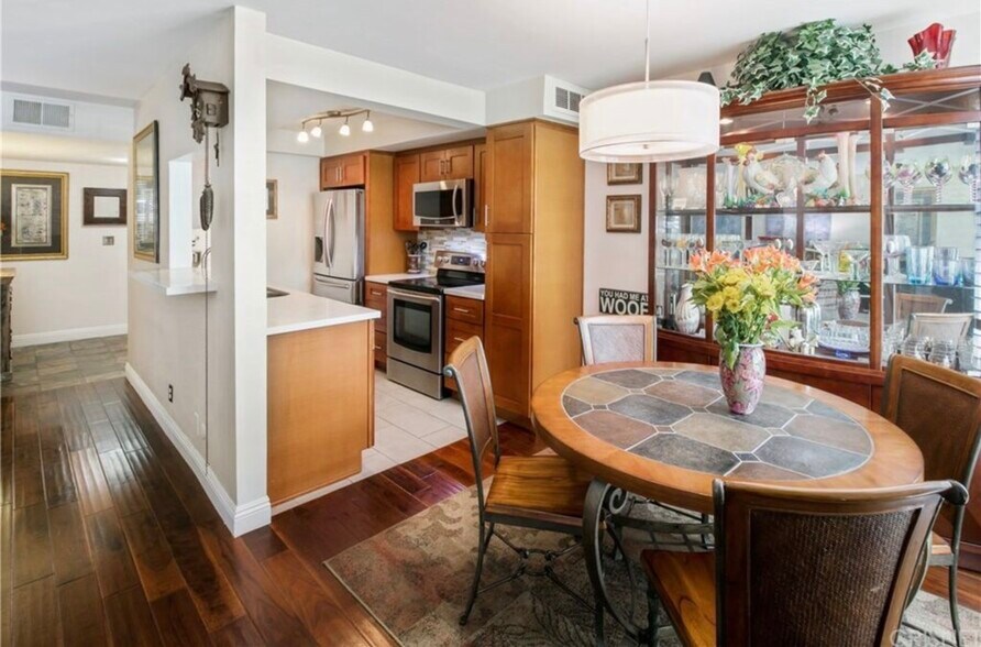 Dining Area / Nice Kitchen - 1134 Alta Loma Rd