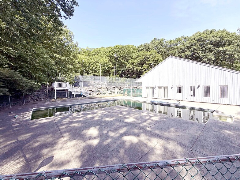 Building Photo - 330 Sunderland Rd