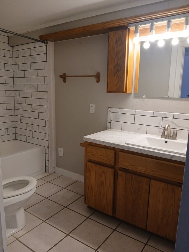 Building Photo - Charming & Convenient 2 bedroom 1 bathroom