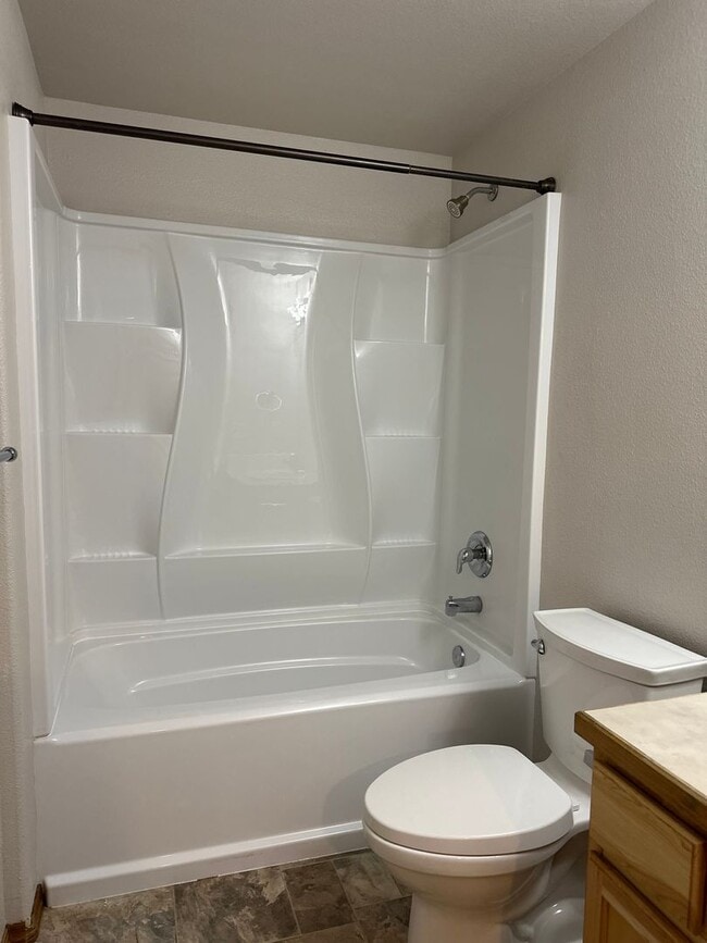 Building Photo - Lovely SE Single Story 3 Bedroom Home with Office!